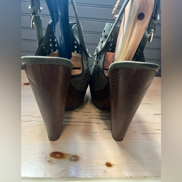 Guess Green Wedges with Modern Elegance - Picture 7 of 10